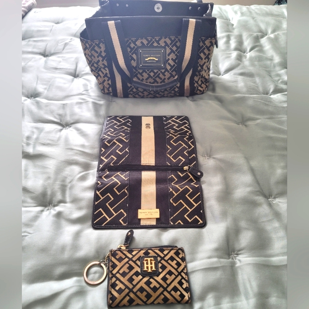 Tommy Hilfiger (BUNDLE) Black & Tan Purse Set